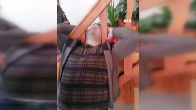 Kafası merdiven korkuluğuna sıkıştı... Arkadaşları o anlarını cep telefonuyla kaydetti