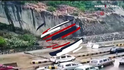 Hindistan'da otoyolu kapatan heyelan saniye saniye kamerada