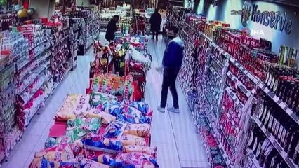Markette ürünleri seçerek çalan hırsız kamerada