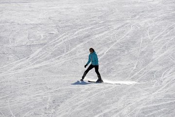 BİNGÖL'DE SEZONUN AÇILDIĞI KAYAK MERKEZİNE YOĞUN İLGİ