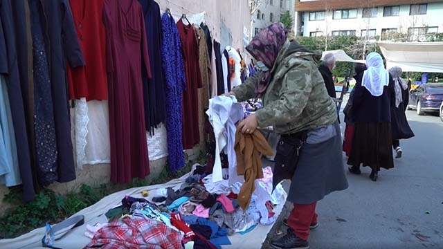 Kadın evinden getiriyor, satıyor. İhtiyacı var, yeri geliyor ekmek parası bulamıyor