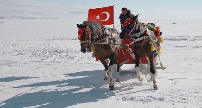 Atlı kızakla Çıldır Gölü’nde drift attı