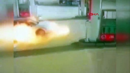 Yakıt alan otomobil alev aldı!