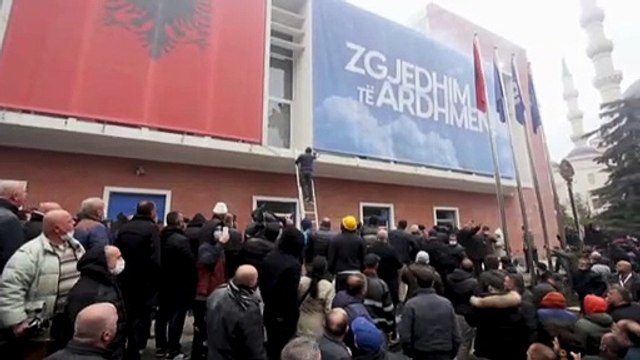 Revolta no Partido Democrático da Albânia provoca confrontos e acaba em detenções
