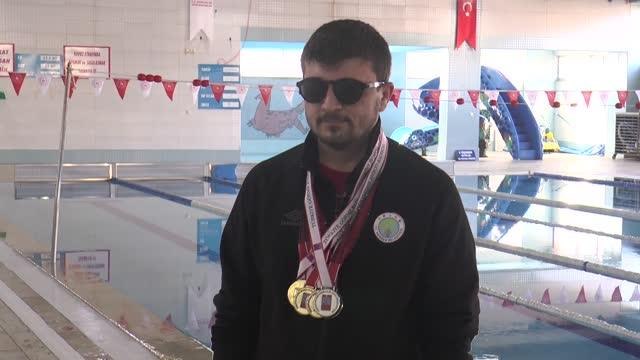 Görme engelli 70 madalyalı yüzücünün hedefi uluslararası arena