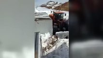Ekipler yolları açmak için metrelerce karla mücadele ediyor