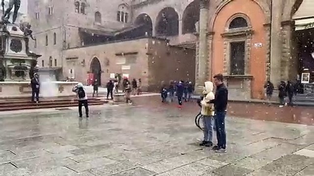 Neve a Bologna in Piazza Maggiore