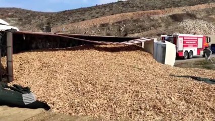 İnegöl'de devrilen talaş yüklü tırın sürücüsü yaralandı