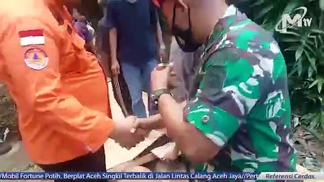 GERAK CEPAT, MARINIR DAN WARGA BANGUN JEMBATAN DARURAT WAY GEBANG - MonologisTV