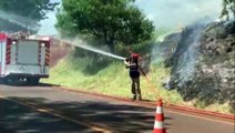 Incêndio em vegetação levanta uma grande nuvem de fumaça nas margens da PR-486