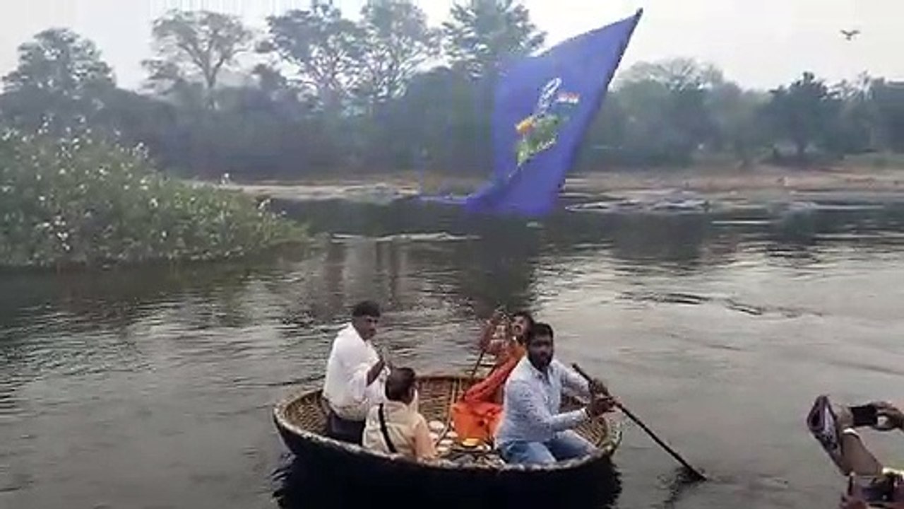 कर्नाटक: मैकेदाटू पदयात्रा के लिए नाव पर सवार होकर पहुंचे डीके शिवकुमार