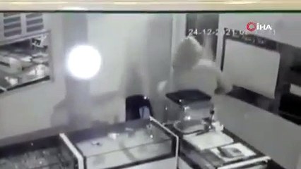 Kuyumcu, kendini soydurmak için hırsız kiraladı