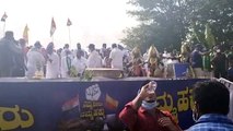 कर्नाटक: लोक कलाकारों के नृत्य के बीच कांग्रेस की मैकेदाटू पदयात्रा शुरू