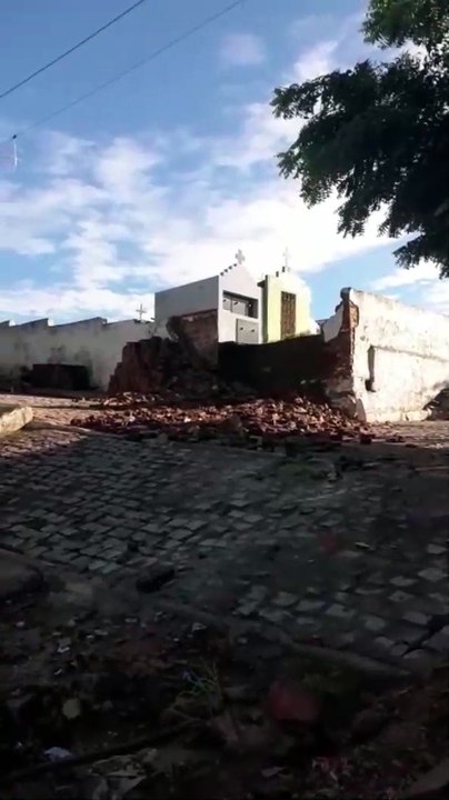 Parede de cemitério cai, árvore interdita estrada e ruas são alagadas durante chuvas no Sertão