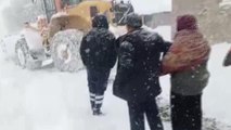 Yolu kardan kapanan köydeki hastanın yardımına ekipler yetişti