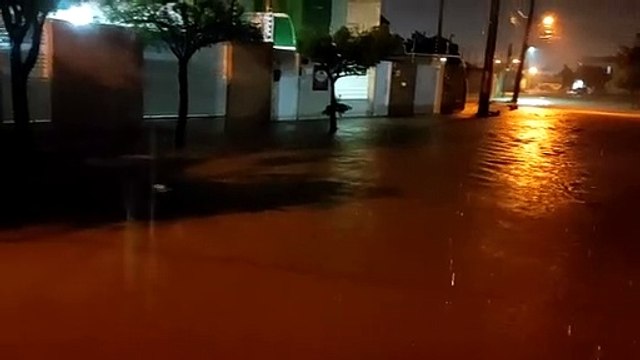 Parede de cemitério cai, árvore interdita estrada e ruas são alagadas durante chuvas no Sertão