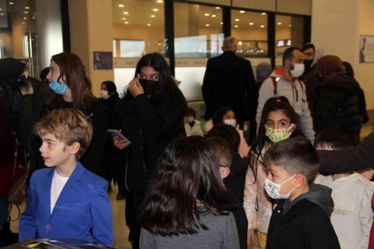 Minik oyuncu sınıf arkadaşlarıyla birlikte Kesişme: İyi ki Varsın Eren filmini izledi