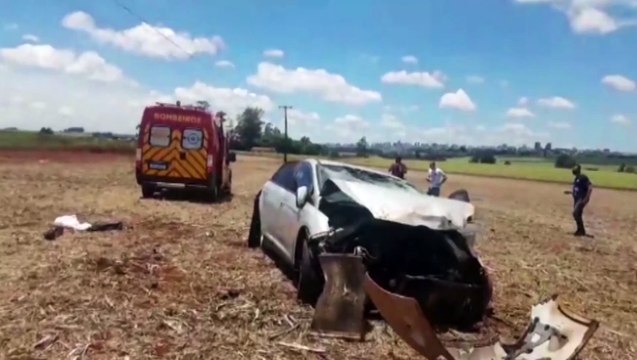 Carro fica destruído em capotamento na BR-467; motorista foi socorrido pelo Siate