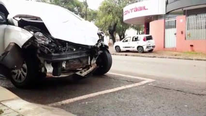 Скачать видео: Veículos se envolvem em colisão na Av. Barão do Cerro Azul