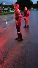 Vídeo: Bombeiro faz apelo para famílias deixarem casa: 'Pelo amor de Deus'