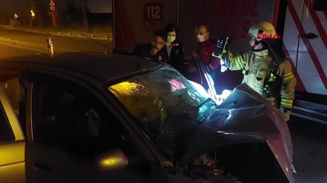 İSTANBUL-SANCAKTEPE'DE OTOMOBİL PARK HALİNDEKİ SERVİS ARACINA ÇARPTI: 2 YARALI