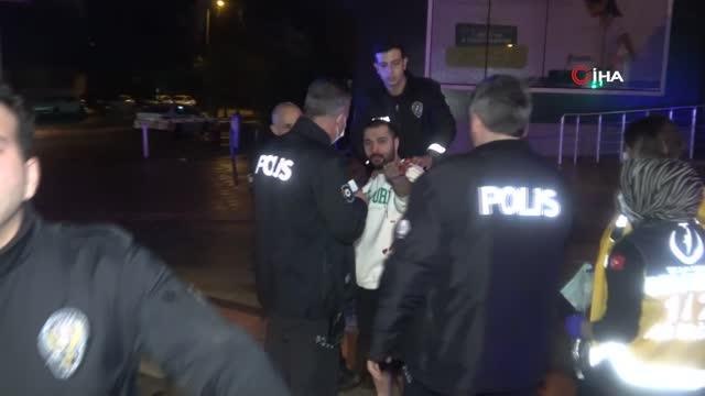 Dolandırıcılık suçundan aranan kişi polisten kaçarken sinyalizasyon direğine çarpıp takla attı
