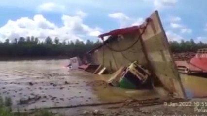 Kapal Jenis LCT Terbalik saat Bongkar Muat di Sungai Kelolokan