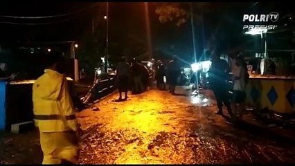Banjir Rendam Sejumlah Wilayah di jember, Mobil tersert Derasnya Air
