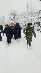 காஷ்மீரில் கடும் பனிப்பொழிவு.. ஐஸ் கட்டி சாலையில் கர்ப்பிணியை சுமந்து சென்ற ராணுவ வீரர்கள்