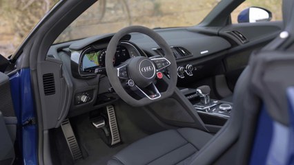 Audi R8 Spyder performance RWD Interior Design in Ascari blue