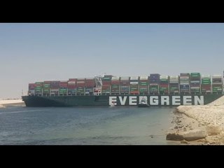 أخيراً.. السفينة الجانحة تغادر قناة السويس بعد التسوية مع الشركة