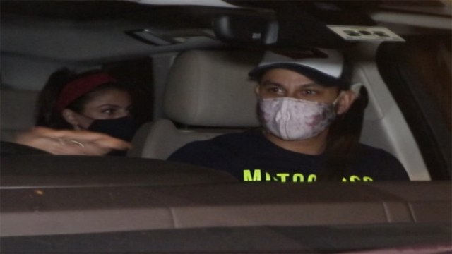 Kareena Kapoor Khan के घर पहुंचे Soha Ali Khan और Kunal Kemmu, Video Viral | FilmiBeat