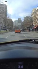 PATENLİNİN TAKSİYE TUTUNUP YAPTIĞI TEHLİKELİ YOLCULUK KAMERADA