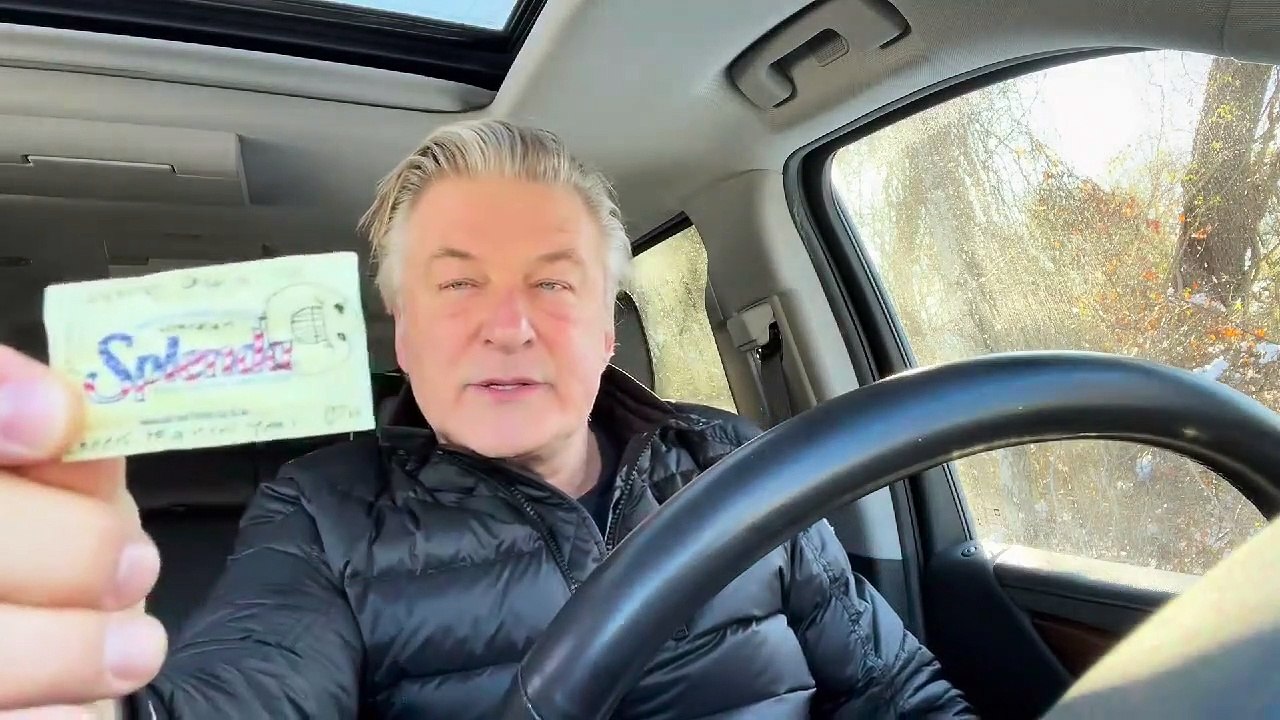 La colère de l'acteur américain Alec Baldwin qui assure collaborer à l'enquête sur le tir qui a tué une cinéaste lors du tournage du film "Rust", contrairement aux rumeurs