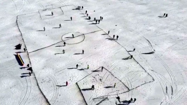 Yüzeyi buzla kaplı Çıldır Gölü'nde futbol keyfi