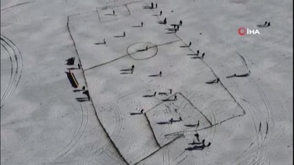 Donan göl üzerinde futbol maçı