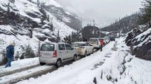 Uttarakhand:Snow everywhere, road blocks, long traffic jams!