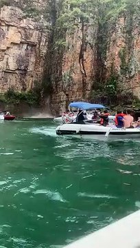 Effondrement d'un pan de falaise sur des bateaux de touristes au Brésil, 7 morts