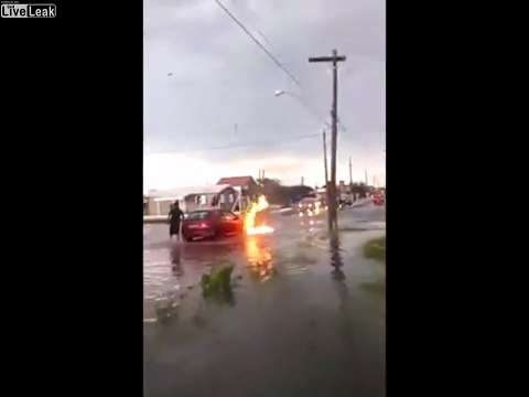 Il roule dans une rue inondée et sa voiture prend feu... comment c'est possible