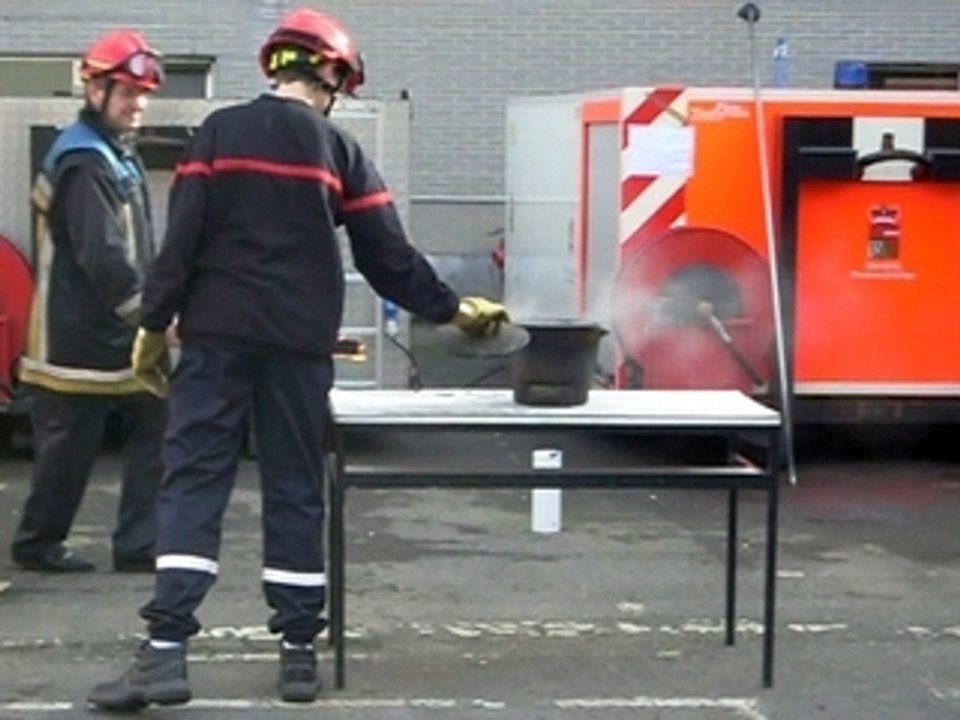 Extinction d'une friteuse eu feu pas extincteur