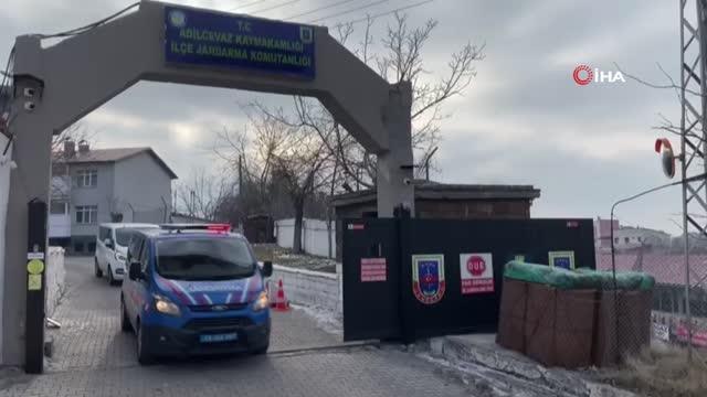 Kadın askerlerden öğrencilere kırtasiye malzemesi