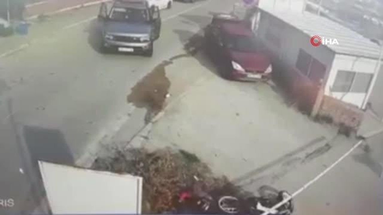Bursa'da motosiklet cipe çarptı... O anlar kamerada