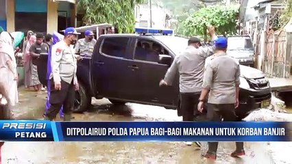 Ditpolairud Polda Papua Bagi-Bagi Makanan Untuk Korban Banjir di Jayapura