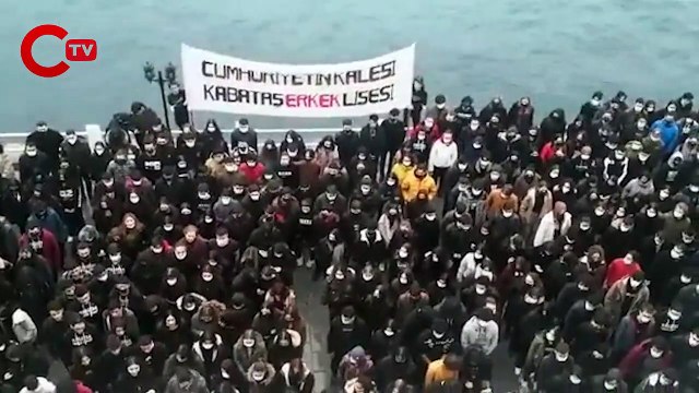 Kabataş Erkek Lisesi öğrencilerinden skandal olaya anlamlı tepki