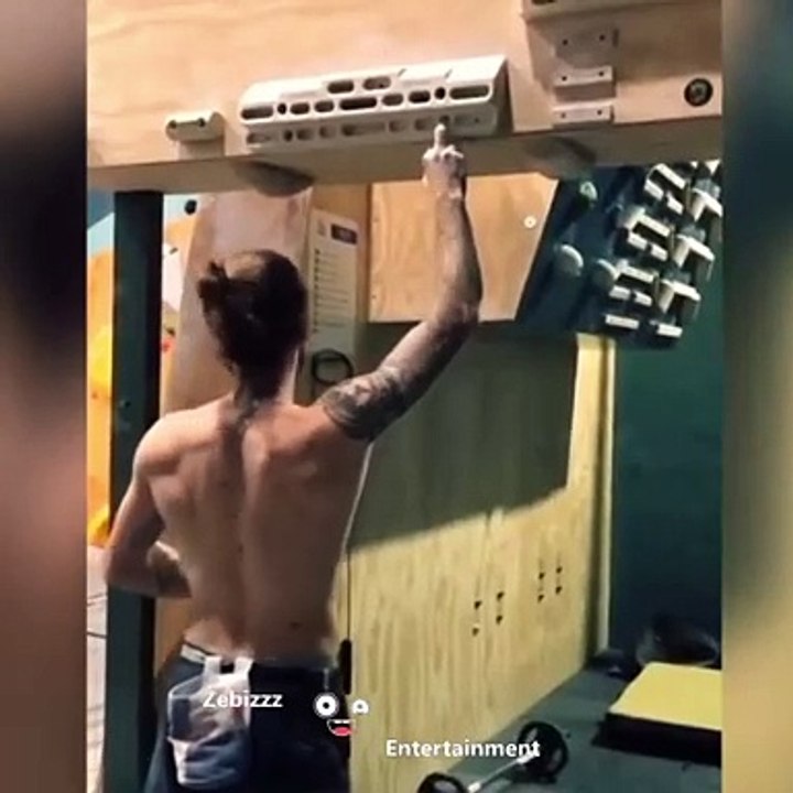 middle finger hang