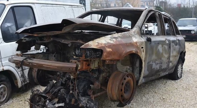 Todi (PG) - Discarica abusiva di veicoli e rifiuti pericolosi nella zona industriale (10.01.22)