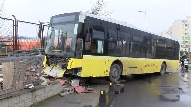Faciadan dönüldü! İETT otobüsü kaldırıma çıktı!