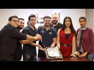 محمد رشاد يحتفل بنجاح «أنا مش شمتان» مع فريق العمل في ضيافة الوطن