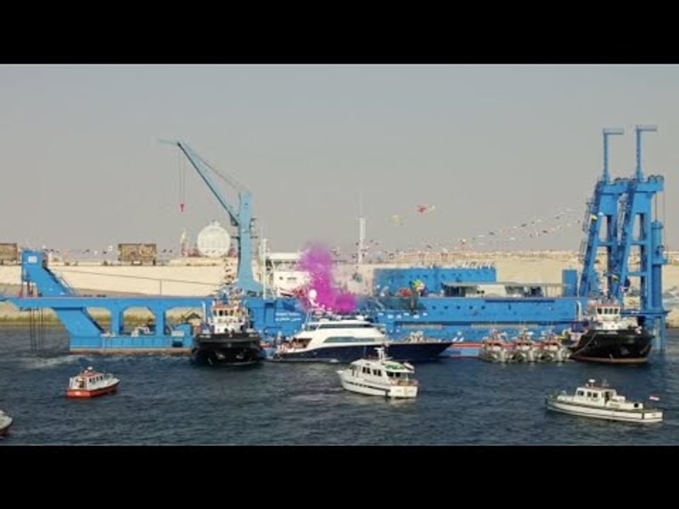 بالبلالين.. لحظة تدشين الكراكة حسين طنطاوي في قناة السويس