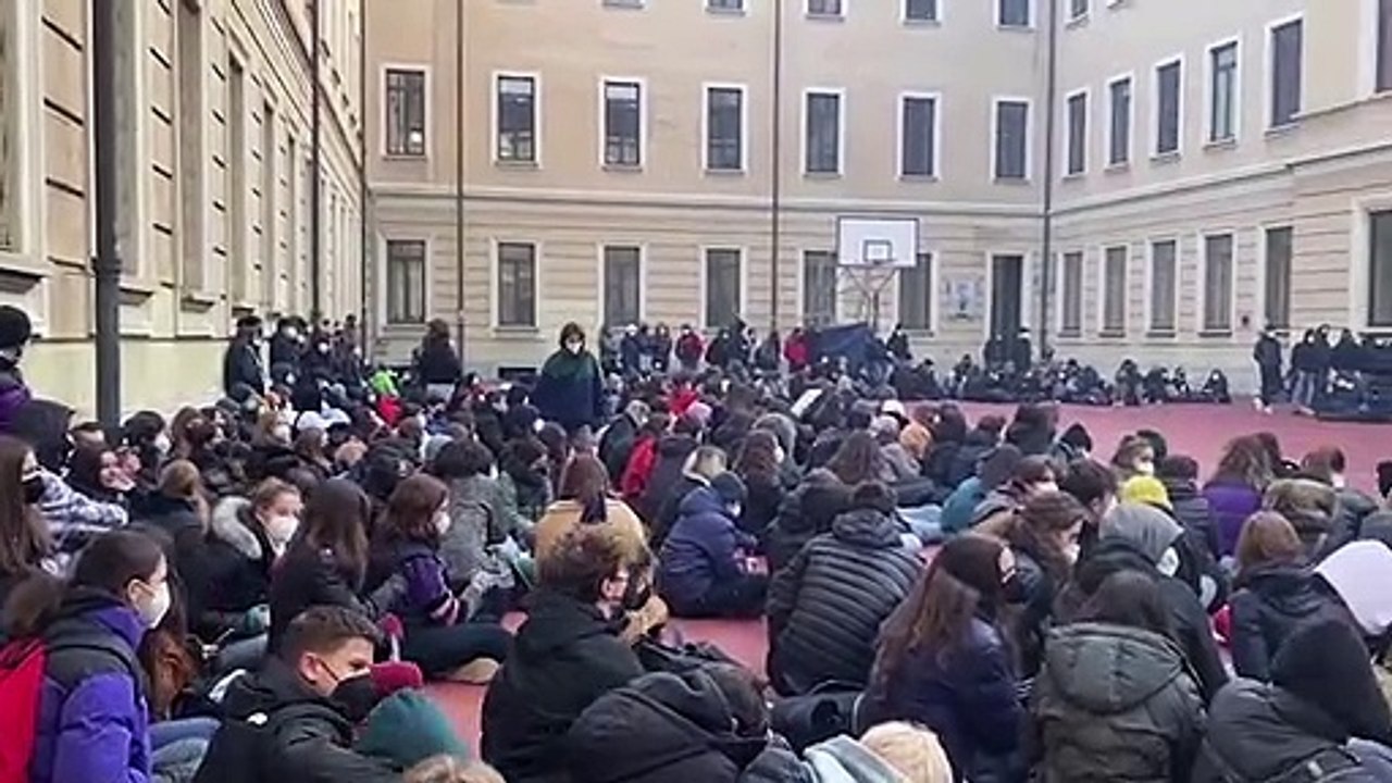 Milano, la protesta degli studenti del liceo Manzoni: "Dopo due anni di pandemia, ci riprendiamo la scuola"